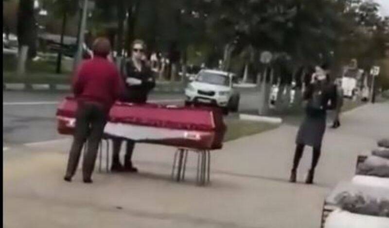 Жительница Балашихи привезла гроб к зданию администрации за поборы в похоронном бюро