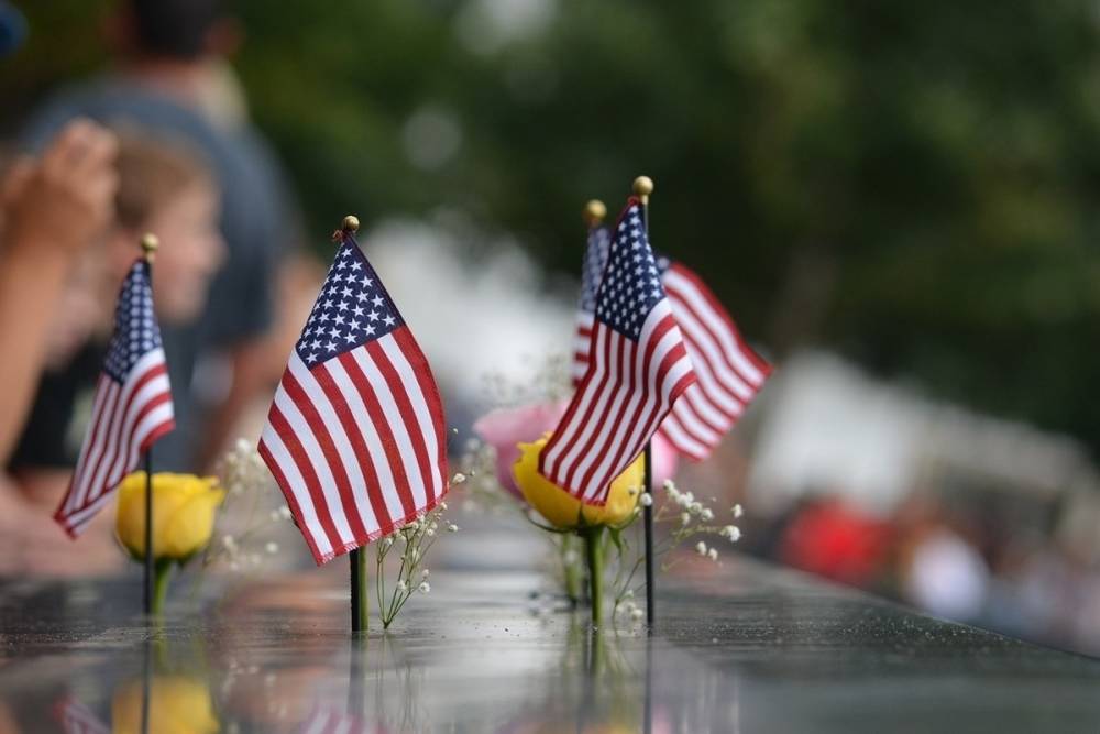 Байден возложил венок у Пентагона в память о жертвах терактов