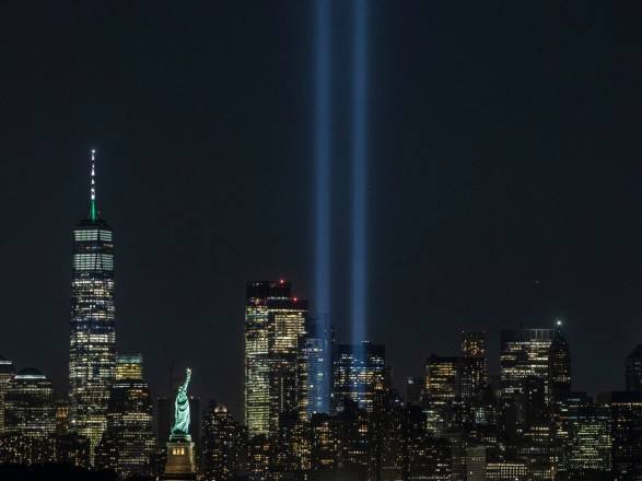 Две колонны света поднялись над Манхэттеном в память о жертвах терактов 11 сентября