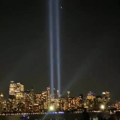 Ночное небо над Манхэттеном в Нью-Йорке прорезали два ярких луча в память о трагедии 11 сентября
