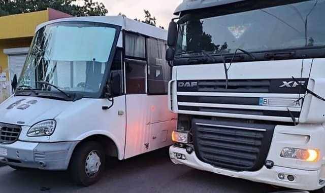 В Николаеве пассажиры маршрутки избили водителя фуры: на место вызвали полицию и медиков