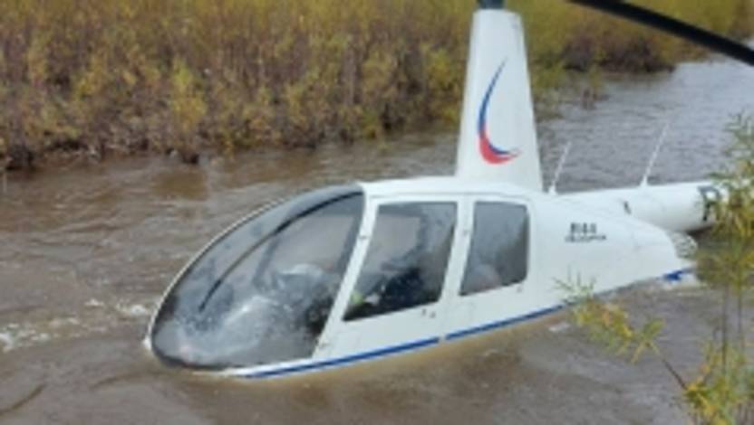 В Чите вертолет экстренно приземлился на реку и ушел под воду