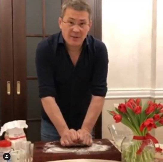 Видео: Радий Хабиров пританцовывает на кухне под башкирскую песню