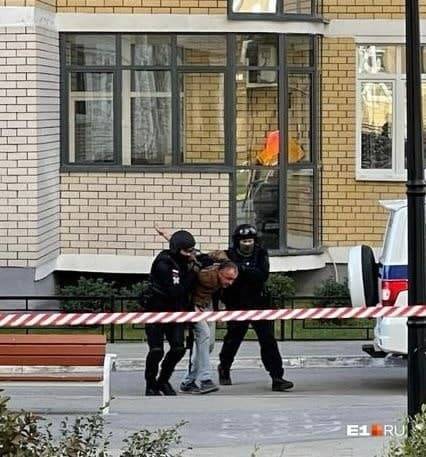 В Екатеринбурге многоэтажку оцепили из-за жильца с гранатой