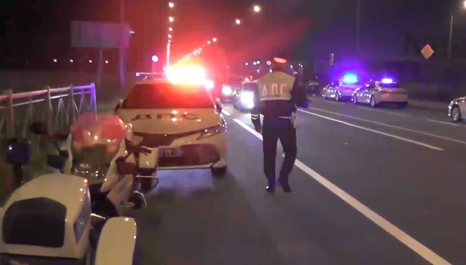 Полиция прервала стритейсерский заезд с участием 150 машин и 1000 человек в Петербурге – видео