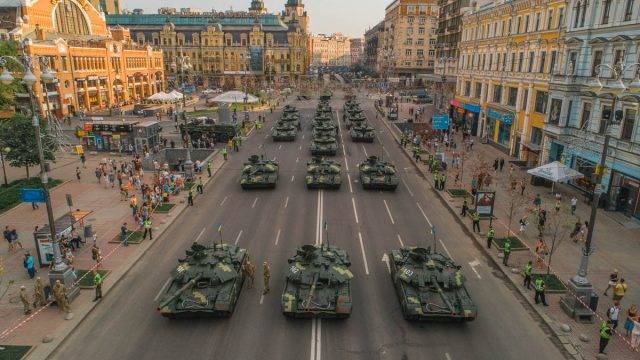 Украинские танкисты отмечают профессиональный праздник