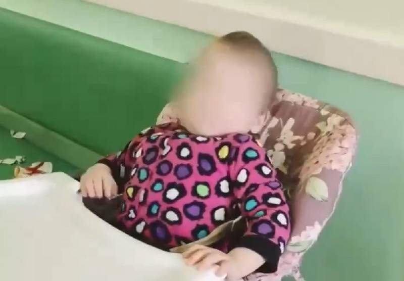 Маленького ребенка привязывают к стулу и рейке в больнице Петербурга – видео