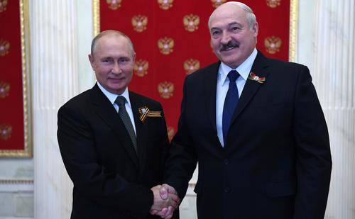 Пресс-секретарь Лукашенко раскрыла содержимое чемоданчика президента на встрече с Путиным