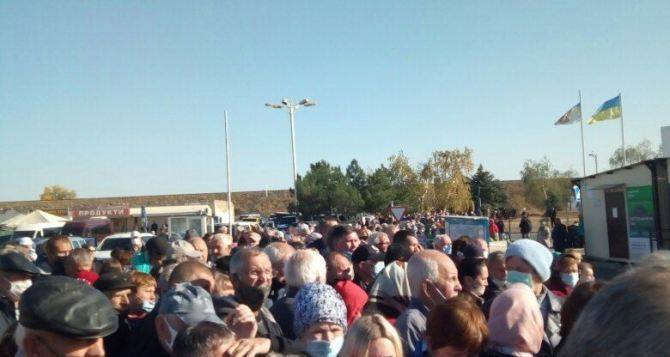 Количество людей на КПВВ Станица Луганская опять уменьшился