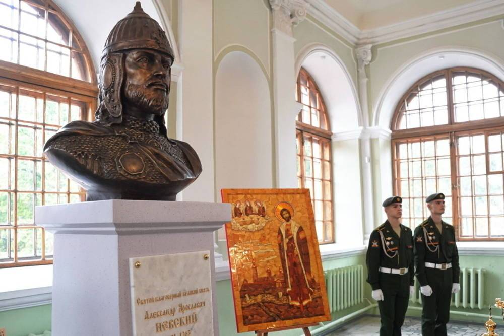 В петербургской Благовещенской церкви открыли бюст Александра Невского