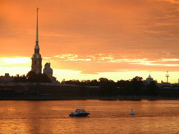 В Петербурге на Неве перевернулась лодка с пассажирами
