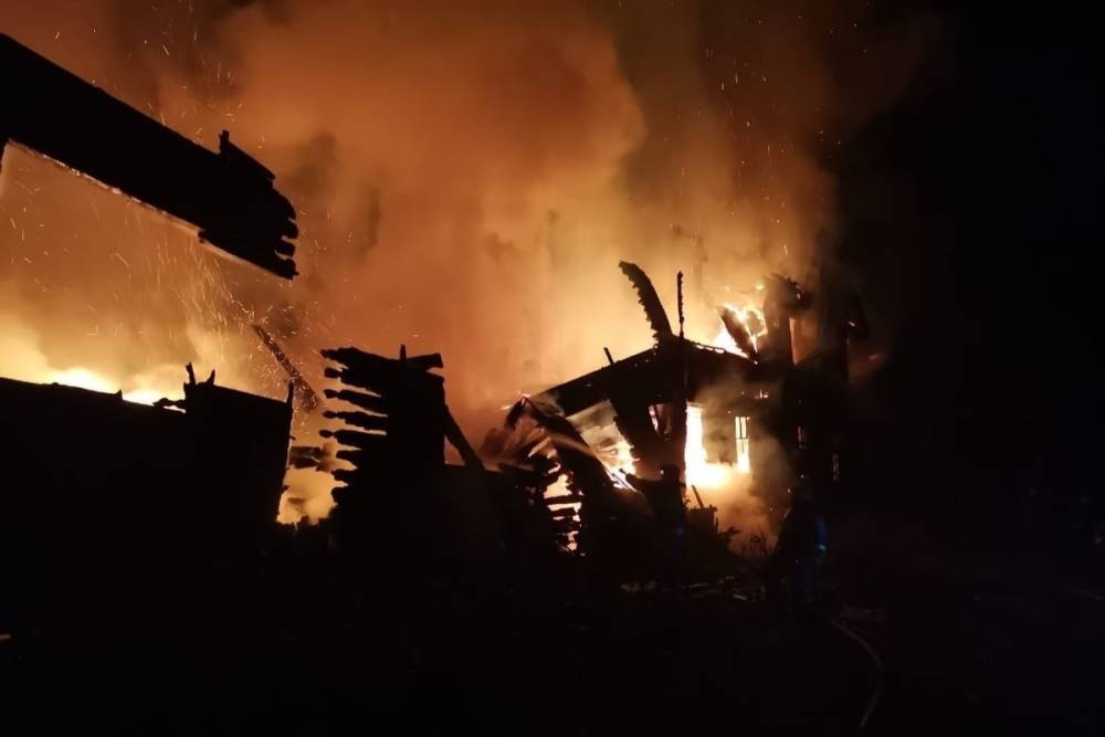 На окраине Архангельска сгорел деревянный многоквартирный дом
