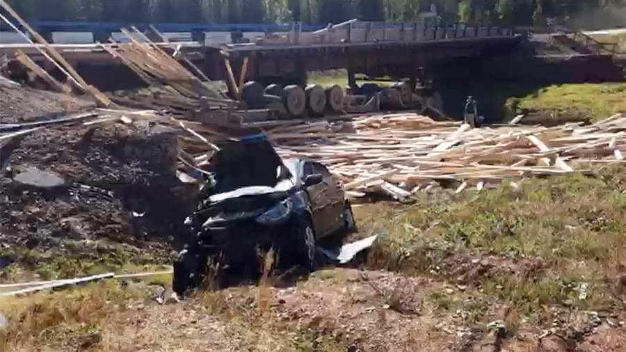 Грузовик и легковушка упали с моста в Иркутской области