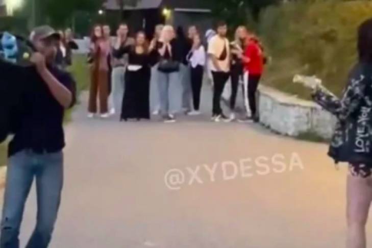Неадекват швырнул в девушку урну для мусора в Одессе - видео