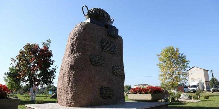 В Белоруссии установили неоднозначный памятник картошке