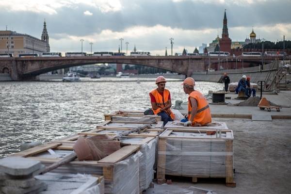 Трудовые мигранты Москвы попросили поднять им минимальную зарплату до 70 тысяч рублей