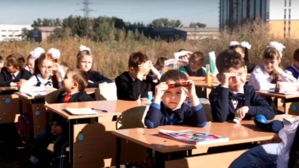 В Красноярске провели урок на пустыре, где обещали построить школу