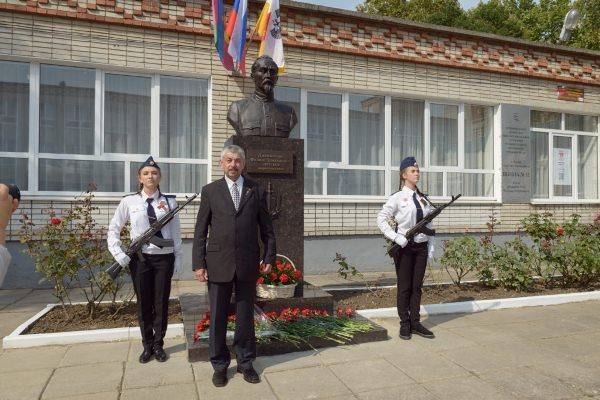 Заслуженный учитель России не поддержал установку памятника Дзержинскому в школе