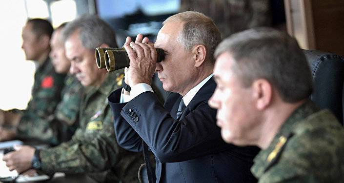 Песков рассказал о том, почему Путин не носит военную форму