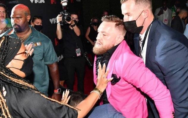 Облил напитком и пытался ударить: Конор Макгрегор напал на парня Меган Фокс во время премии MTV VMA 2021 (ВИДЕО)
