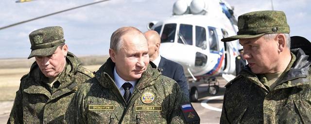 Песков: Владимир Путин сам решает, надевать ему военную форму на учениях или нет