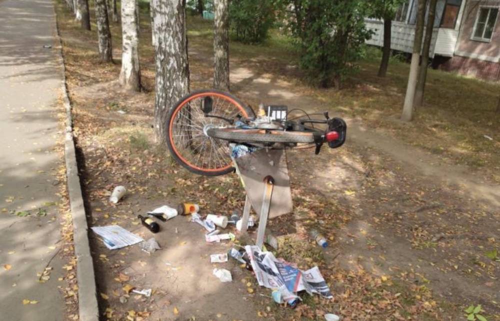 В Рязани выкинули прокатный велосипед в мусорную урну