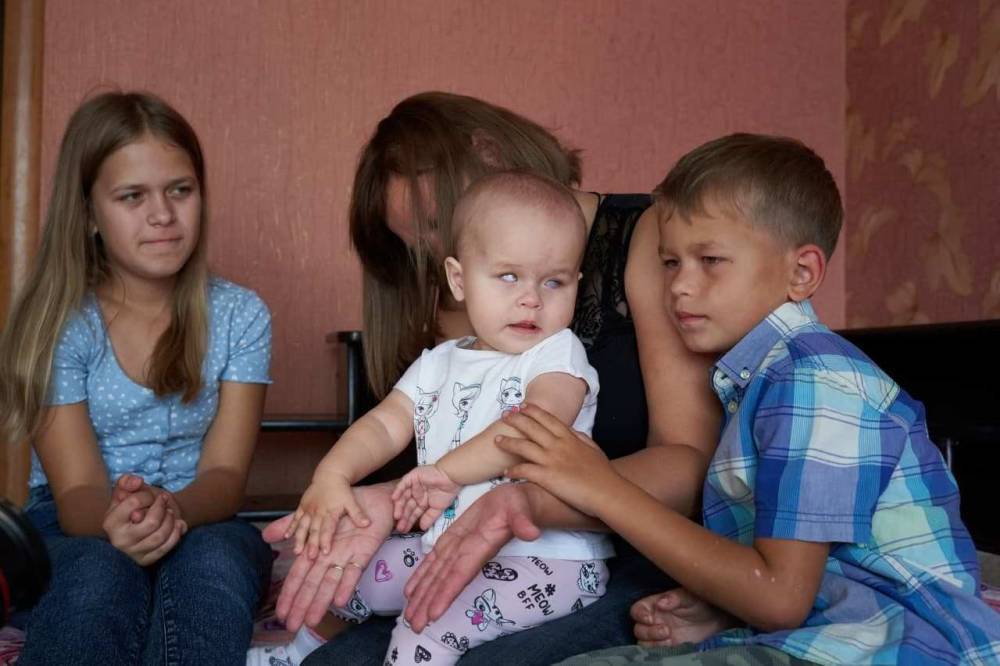 В Омске собирают средства на срочную операцию для девочки, потерявшей зрение