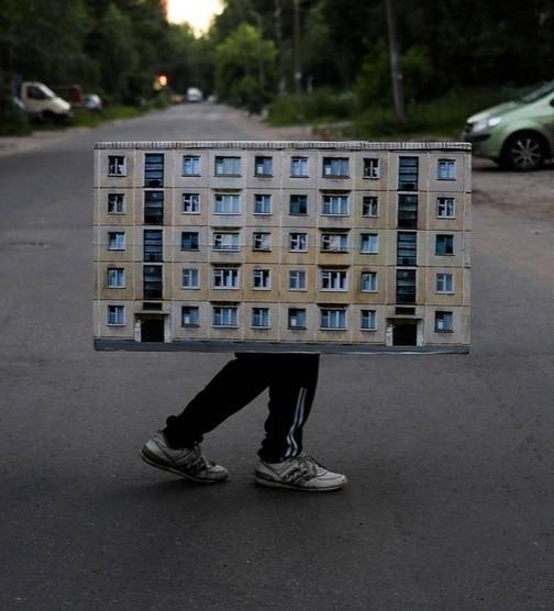 Московский художник выгулял «хрущевку» по нижегородским улицам