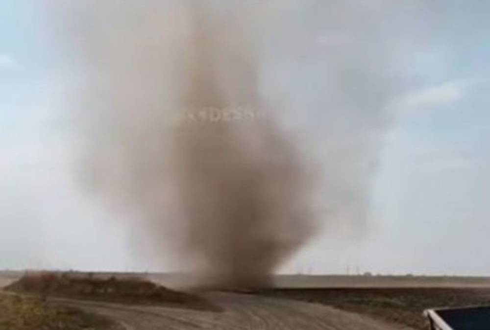 Под Одессой пронесся пыльный смерч (видео)
