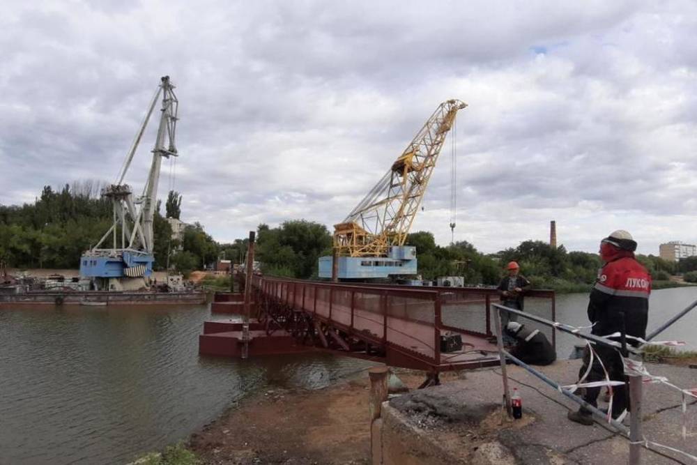 Заключительный этап: на Серебряной Воложке в Астрахани монтируют центральные секции моста