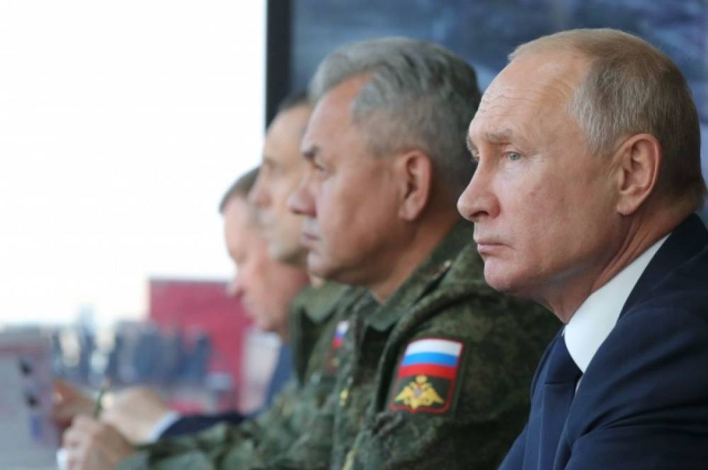 Песков объяснил, почему Путин не носит военную форму во время учений