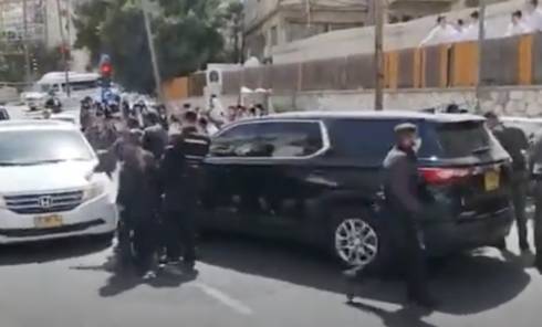 Ортодоксы напали на кортеж мэра столицы: "Не сдадим Иерусалим" – видео