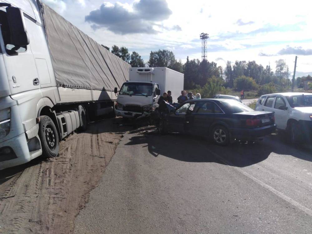 Нетрезвый водитель легковушки пострадал в ДТП с грузовиком в Тверской области