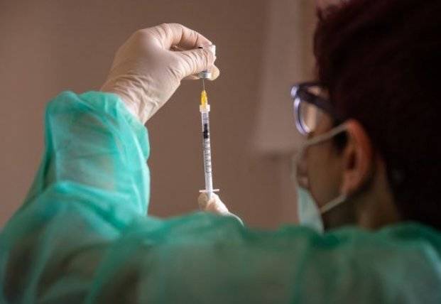 В Великобритании одобрили COVID-вакцинацию для подростков