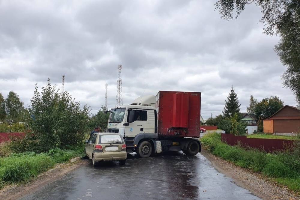 В Тверской области фура и Matiz не поделили дорогу