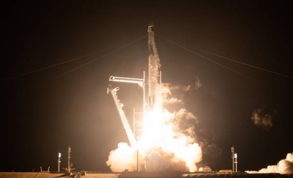 SpaceX запустила в космос гражданский экипаж на Crew Dragon