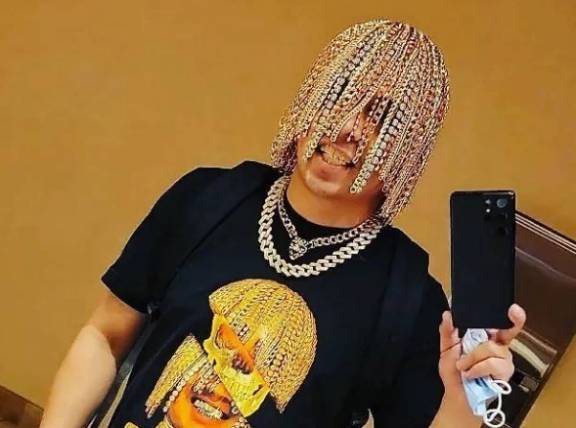 Американский рэпер сделал волосы на голове из золотых цепей и выложил видео в Сеть
