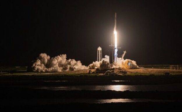 SpaceX Илона Маска запустила орбитальный корабль. Это первый полет, где участвует только гражданский экипаж (видео)