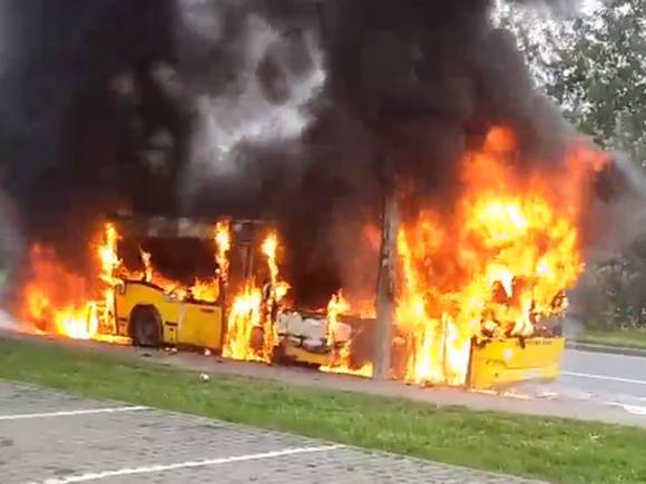 «До работы с огоньком»: в Петербурге сгорел пассажирский автобус (видео)