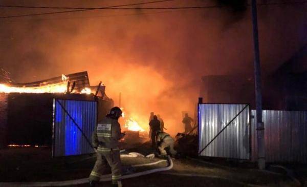 Многодетная семья из Тюменской области осталась без дома из-за ночного пожара