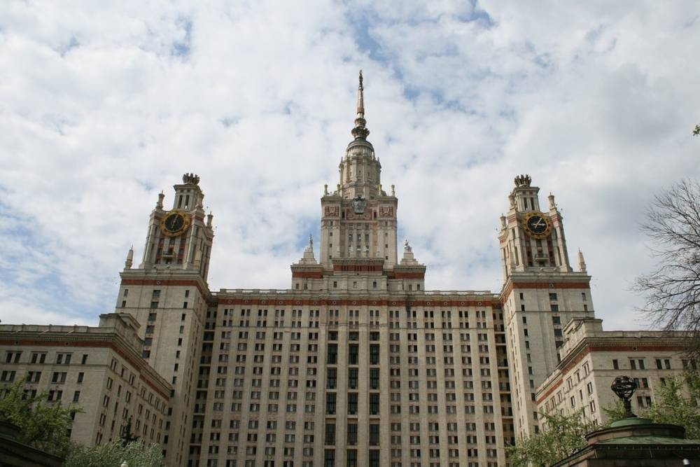 Двадцать руферов залезли на шпиль Главного здания МГУ