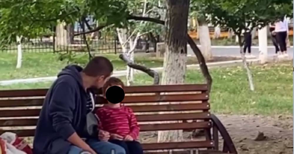 Дома будет еще хуже: в Одессе отец бил ребенка на улице, кадры