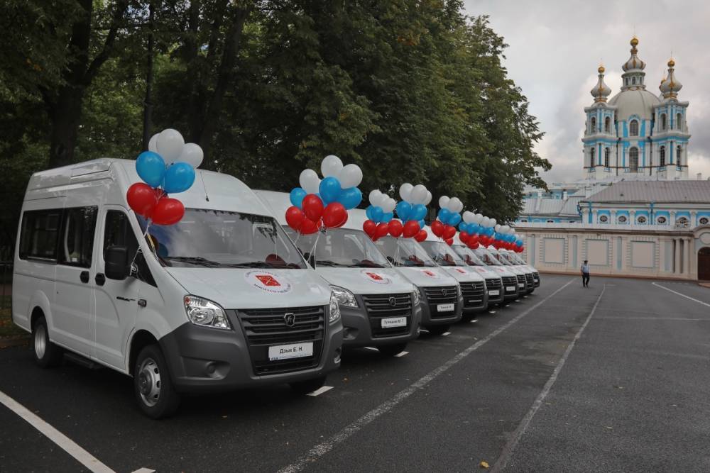Многодетные семьи Петербурга получили новые микроавтобусы