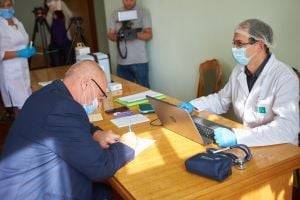 В Ивано-Франковске депутатов вакцинировали во время сессии. ФОТО
