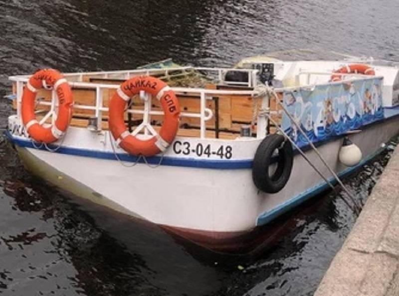 Прогулочный кораблик затонул в Петербурге – видео