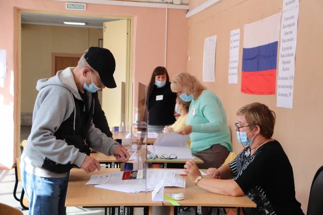 На трех избирательных участках в Новосибирске образовались огромные очереди