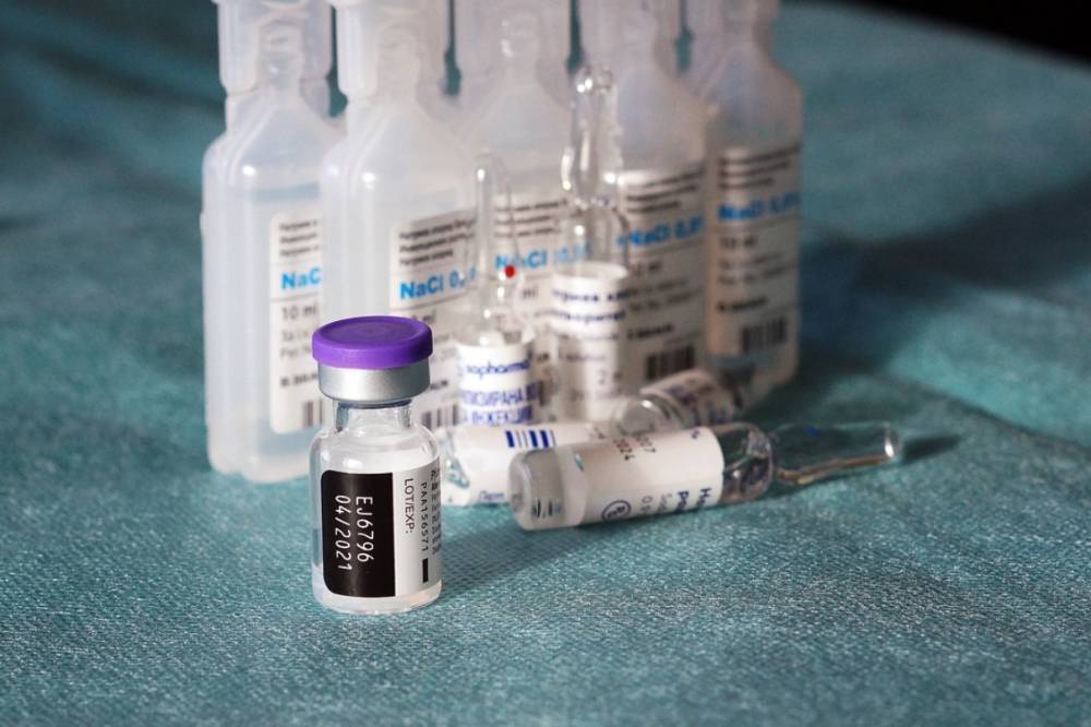 В Японии обнаружили 18 доз вакцины Pfizer с инородными веществами