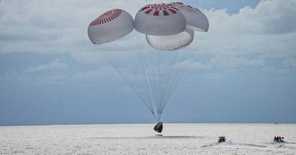 Корабль SpaceX с первыми космическими туристами успешно приводнился в Атлантике (ВИДЕО)