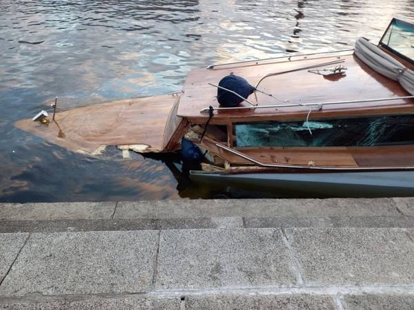 В Петербурге катер столкнулся с опорой моста и затонул