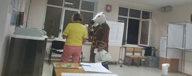 В Ялте на избирательные участки пришли конь в пальто и невеста с женихом